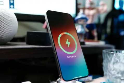 吉林苹果15换屏服务分享用什么充电器给iPhone15充电更好 